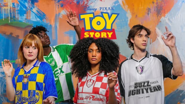 Elenco vestindo camisas temáticas de Toy Story da Kings, com uniforme colorido em estilo clube fictício ao fundo