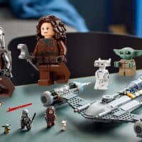 Personagens LEGO Star Wars, incluindo o Mandaloriano, com a nave Caça Estelar N-1 e minifiguras na cena.