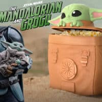 Cine Marquise: balde colecionável de Grogu e O Mandaloriano, com personagem verde ao lado do capacete do Mandaloriano.