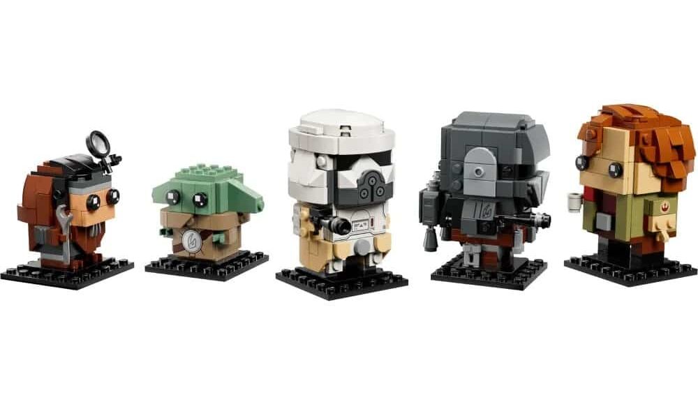 Personagens LEGO estilo Mandaloriano em cinco poses, incluindo um clone trooper e outros personagens em base preta