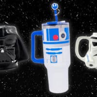 Ilustração de caneca térmica em formato de robô R2-D2 e personagens Star Wars com Darth Vader ao fundo