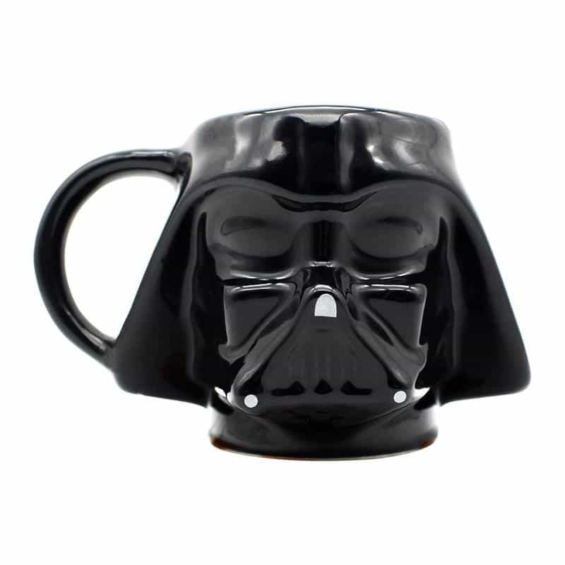 Caneca preta com estampa do Darth Vader, personagem de Star Wars, em formato de rosto no centro