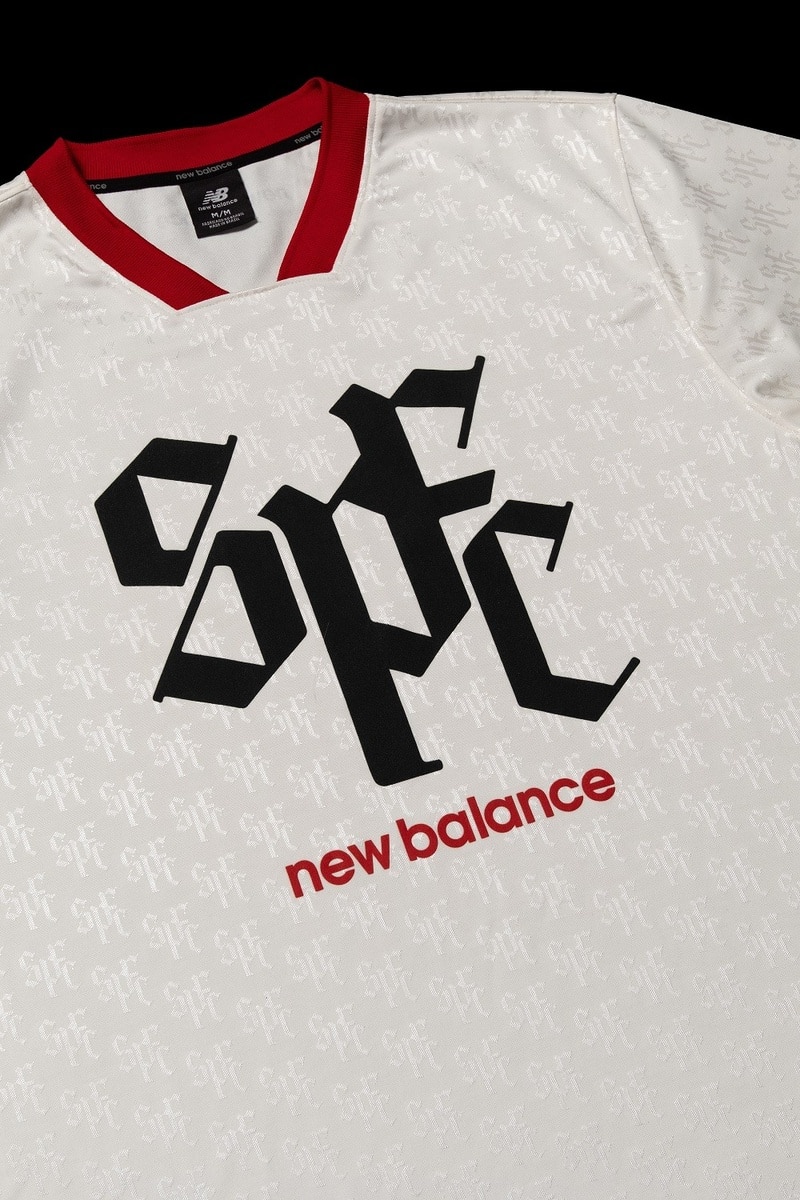 Camisa lifestyle New Balance São Paulo FC branca com gola vermelha e logo preto e “new balance” na frente.