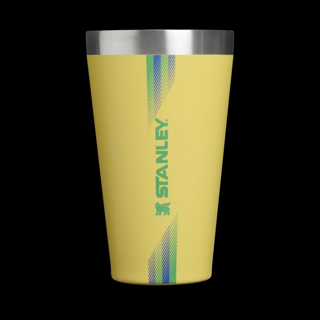 Copo térmico Stanley amarelo com tampa, com design colorido de faixas em estilo Copa do Mundo 2026