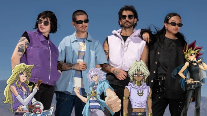 Modelo com jaqueta e camiseta da collab Steady Hands x Yu-Gi-Oh!, com personagens e cartas no design da roupa