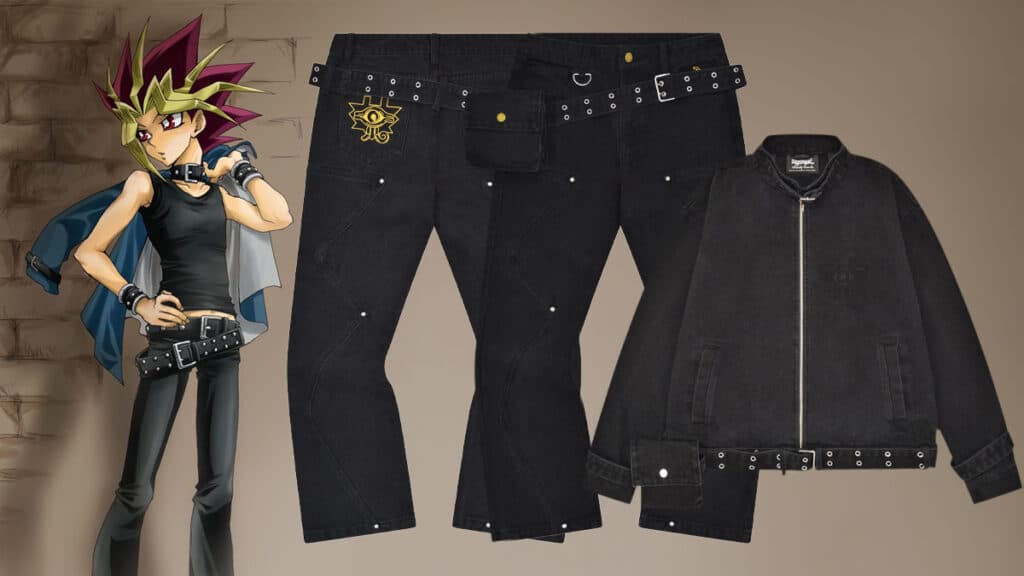 Foto da collab Steady Hands x Yu-Gi-Oh com calça e jaqueta pretas e personagem de Yu-Gi-Oh ao lado