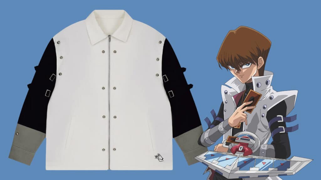 Imagem de collab Steady Hands com Yu-Gi-Oh!, com jaqueta branca e personagem segurando cartas em fundo azul