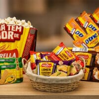 Produtos da Vitarella para Festa Junina, com pacote “Arraiá tem sabor” e itens de lámen e comida típica em display.