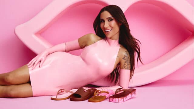 Bianca Andrade, Boca Rosa, em campanha com temática de chocolate, posando em cenário rosa e exibindo produtos coloridos