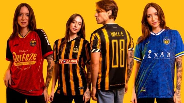 Quatro modelos vestindo jerseys inspiradas no Mundo Pixar, com design colorido e logos frontais em fundo amarelo.