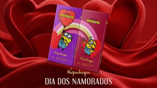 Embalagens de chocolate Kopenhagen dos Minions para o Dia dos Namorados, sobre coração vermelho em tecido.