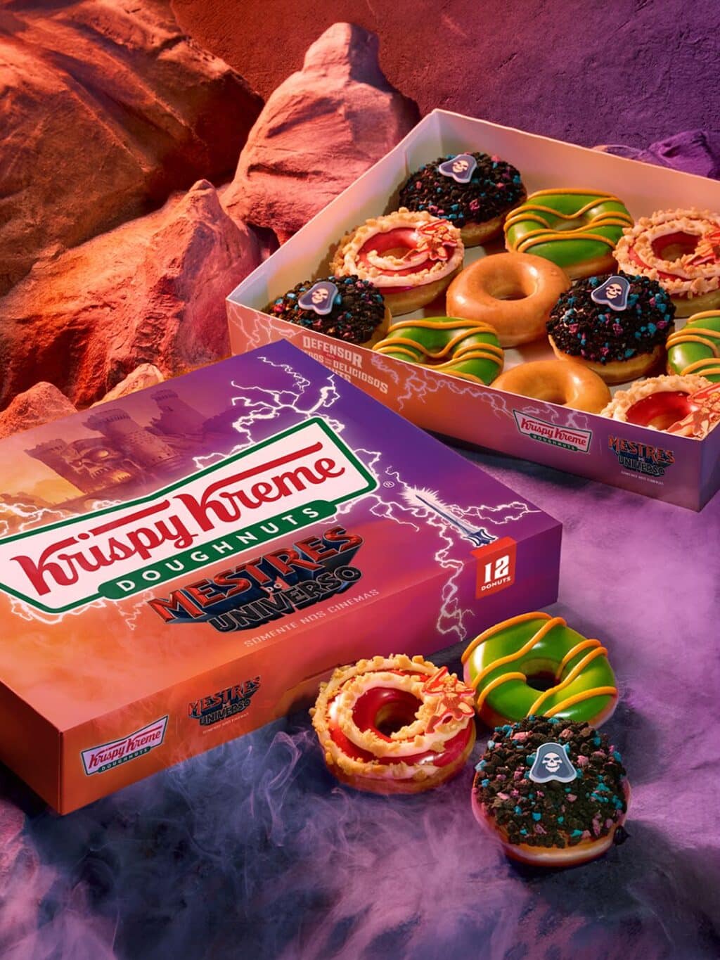 Caixa e donuts temáticos da Krispy Kreme com cobertura colorida em formato de Mestres do Universo