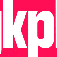 Logo GKPB em destaque, com letras grandes em branco sobre fundo rosa