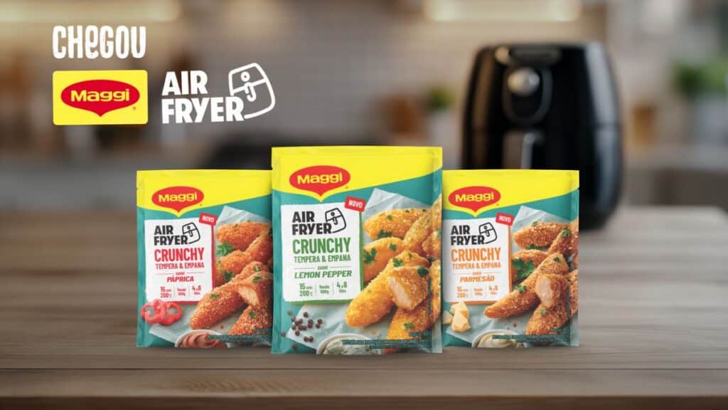 Embalagens Maggi Air Fryer Crunchy na bancada, com air fryer ao fundo