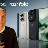 Homem apresenta o smartphone dobrável Motorola razr fold ao lado de modelos com telas dobradas e traseiras, em fundo promocional