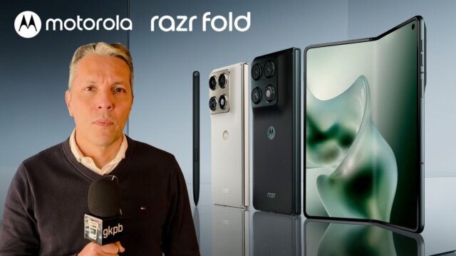 Homem apresenta o smartphone dobrável Motorola razr fold ao lado de modelos com telas dobradas e traseiras, em fundo promocional