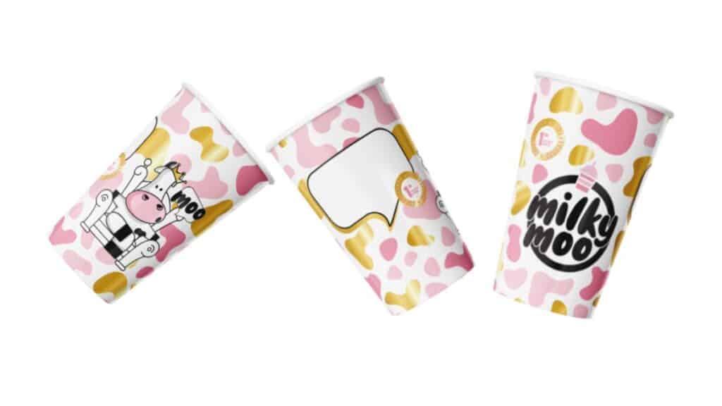 Três copos da Milky Moo com estampa colorida e logo, da campanha Meu Primeiro Copo