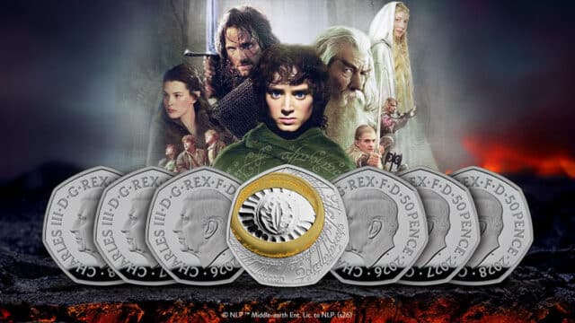 Moedas comemorativas do Senhor dos Anéis com imagens da Casa Real Britânica e personagem no fundo