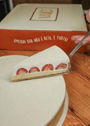 Fatias de banoffee em torta da Nanica Brasil, com morangos, em edição limitada de Dia das Mães feita com NINHO®