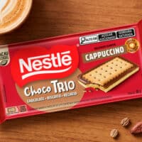 Embalagem do Nestlé Choco Trio Cappuccino em edição limitada, com biscoito crocante e chocolates ao leite e branco