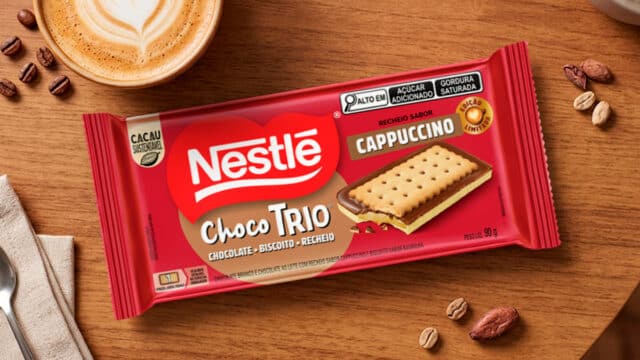 Embalagem do Nestlé Choco Trio Cappuccino em edição limitada, com biscoito crocante e chocolates ao leite e branco