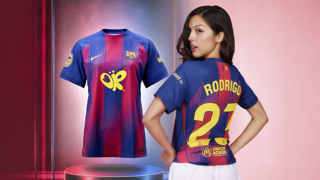 Camisa do Barcelona em colaboração com Olivia Rodrigo Modelo com camisa do Barcelona x Olivia Rodrigo, com design azul e vermelho e nome “RODRIGO” nas costas.