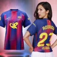 Modelo com camisa do Barcelona x Olivia Rodrigo, com design azul e vermelho e nome “RODRIGO” nas costas.