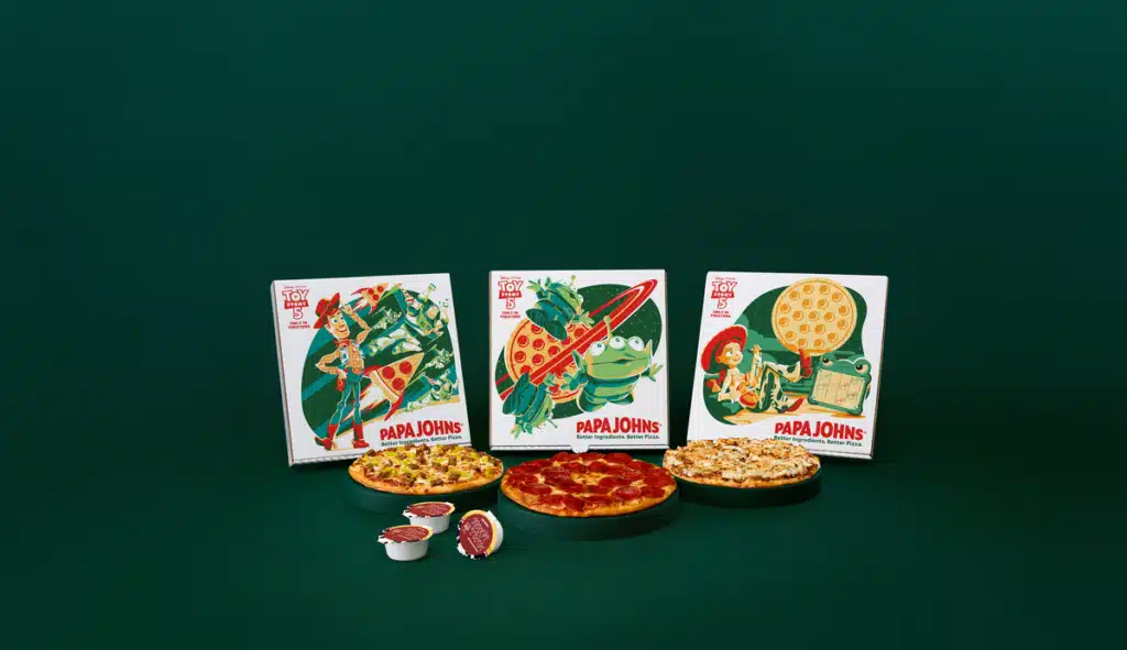Pop-ups do Pizza Planet do Papa Johns com personagens de Toy Story 5 e pizzas ao fundo
