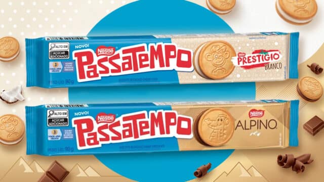 Biscoitos recheados Passatempo com as versões Prestígio Branco e Alpino, em embalagens azuis, sobre fundo claro com chocolate ao redor.