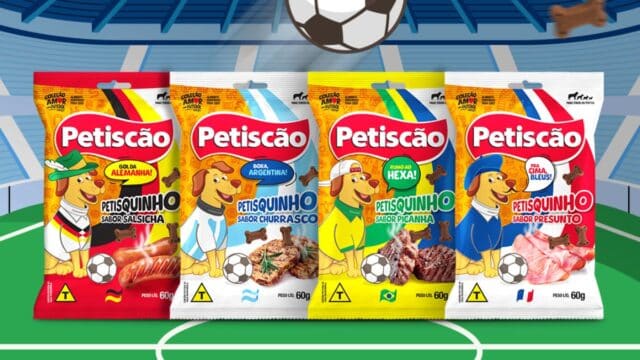 Embalagens da Petiscão para petiscos com tema de Copa do Mundo ao fundo de estádio e campo