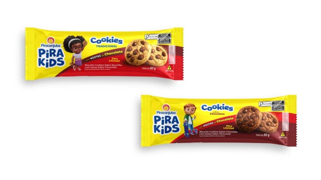 Embalagens de cookies Pirakids sabor chocolate, da Piracanjuba, versão tradicional e chocolate com gotas de chocolate.