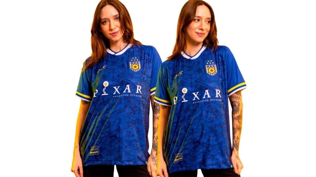 Duas modelos vestindo jersey azul da Piticas com tema Pixar, loja Mundo Pixar no Rio de Janeiro