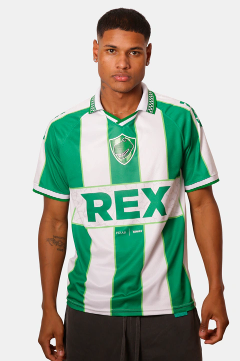 Jogador usando camisa verde e branca temática de Toy Story com estampa RE X, em fundo claro.