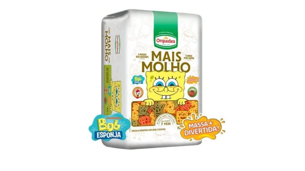 Embalagem de macarrão Orquídea Mais Molho com tema Bob Esponja, em fundo branco.