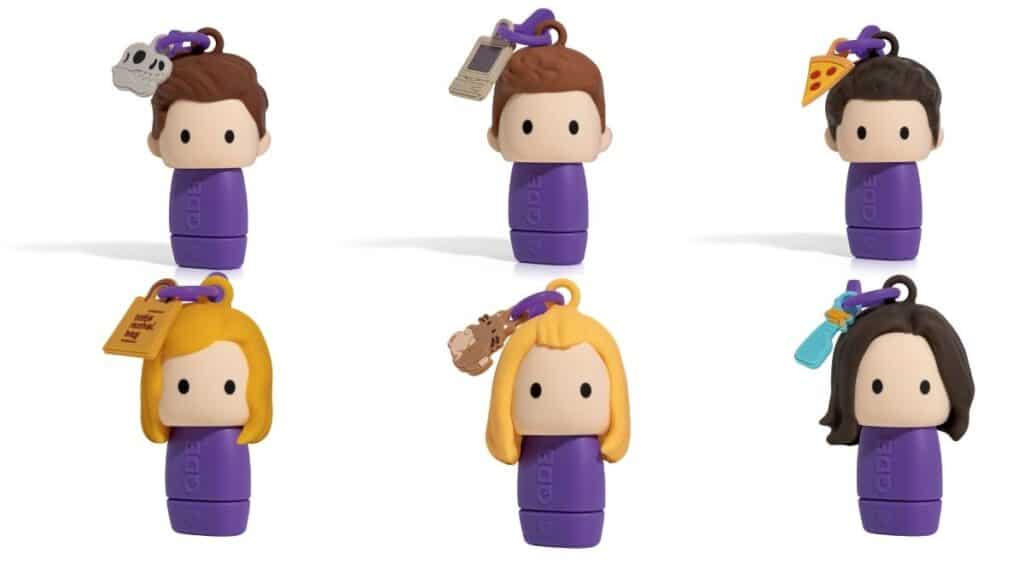 Bonecos estilizados do personagem Berenice com acessórios temáticos, usados para divulgação da linha de maquiagens inspirada em Friends