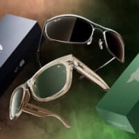 Óculos Ray-Ban inspirados em Star Wars, com armações verde e prata sobre caixas Mandalorian e Grogu