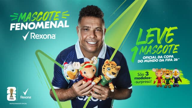 Rexona Mascote Fenomenal: homem sorrindo com pelúcias colecionáveis dos mascotes da Copa do Mundo FIFA 2026 em estilo blind box.