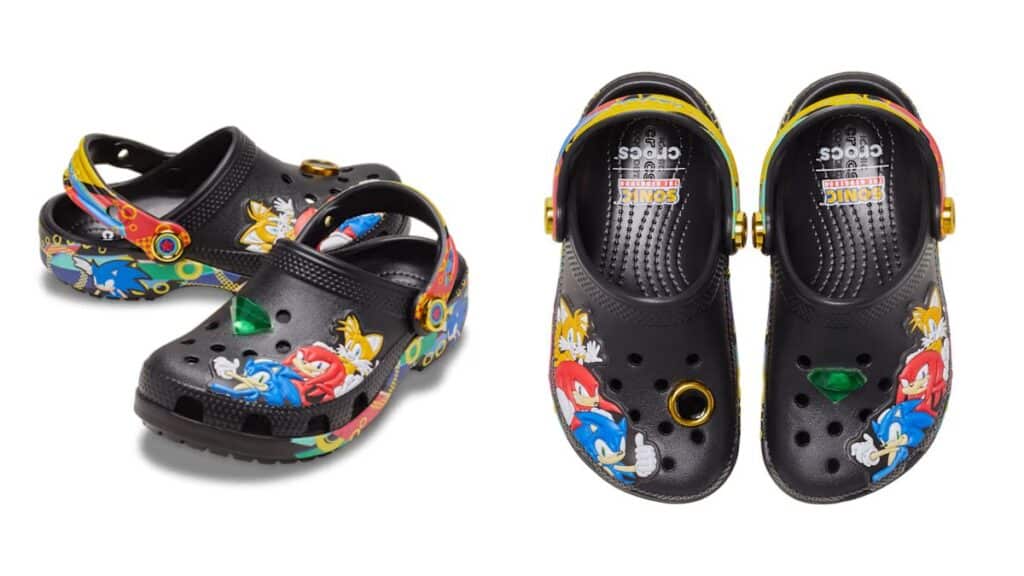 Par de Crocs pretos com estampa temática de Sonic, alças traseiras e detalhes coloridos em fundo branco