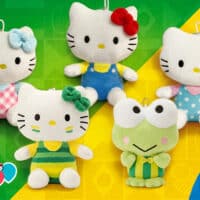 Pelúcias colecionáveis da Tip Top de Hello Kitty e Keroppi em fundo colorido, com logotipo tiptop.