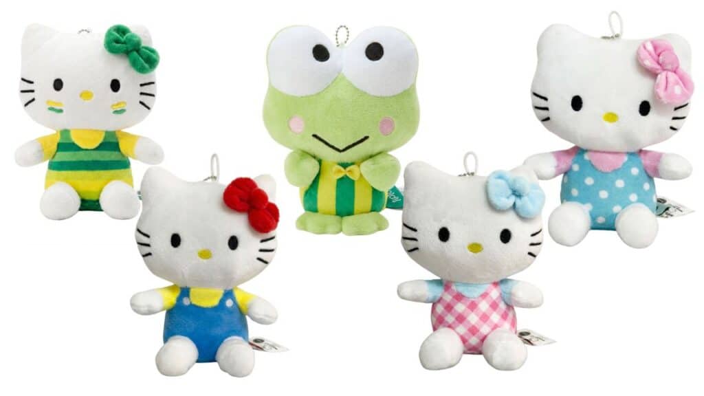 Peluças colecionáveis de Hello Kitty e Keroppi com tags, em fundo branco