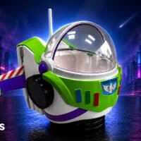 Balde colecionável do Buzz Lightyear da Cinépolis para Toy Story 5, com capacete, asas e copo integrado.