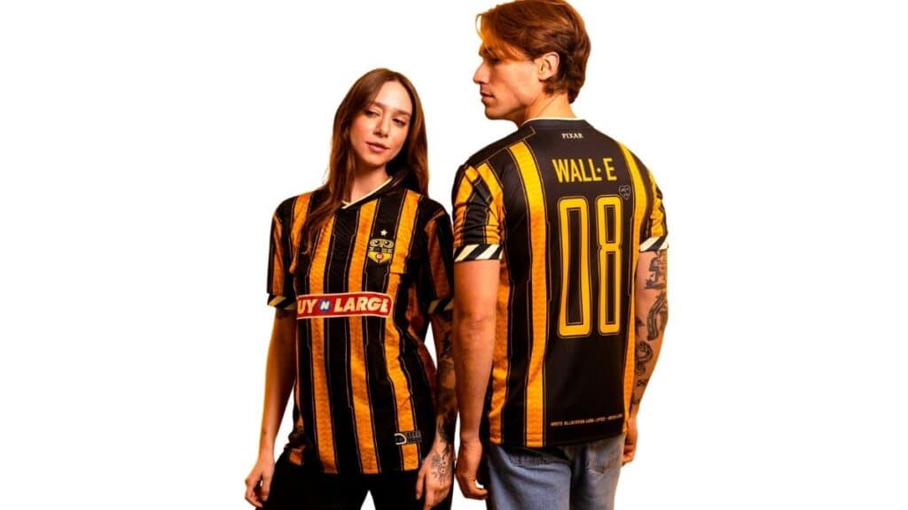 Modelo vestindo jersey Wall-E listrada em estilo de camisetas Mundo Pixar, em fundo branco