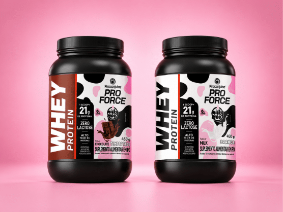 Dois potes de Whey Protein Piracanjuba Pro Force com rótulo de chocolate e zero lactose, sobre fundo rosa