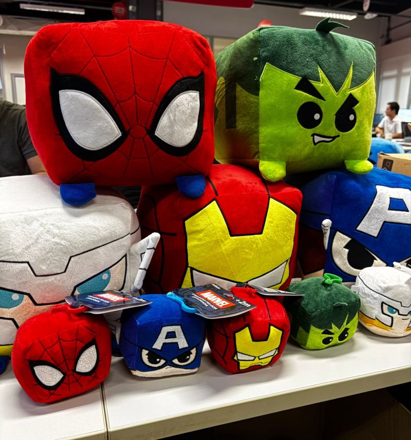 Pelúcias quadradas de personagens da Marvel e Disney, incluindo Homem-Aranha, Capitão América, Hulk e outros