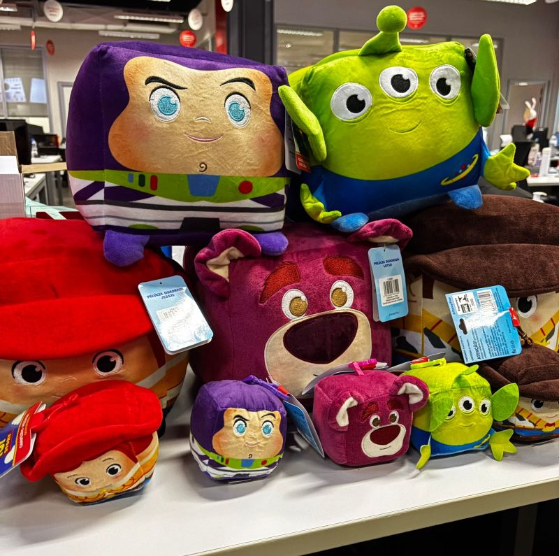 Pelúcias quadradas colecionáveis de personagens da Disney e Marvel na prateleira, incluindo Homem-Aranha, Moana e outros