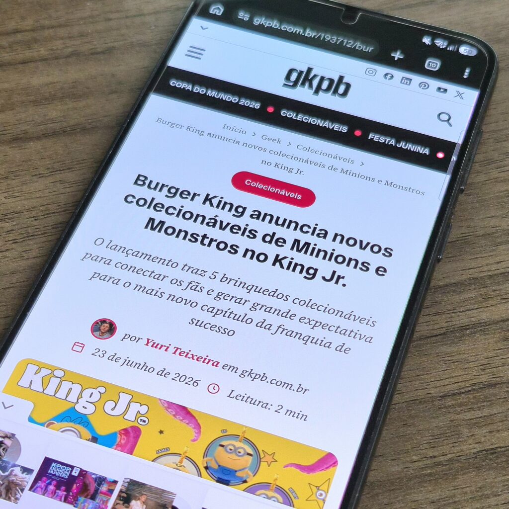 Celular com site do GKPB aberto, mostrando notícia sobre Burger King e colecionáveis de Monstros no King Jr.