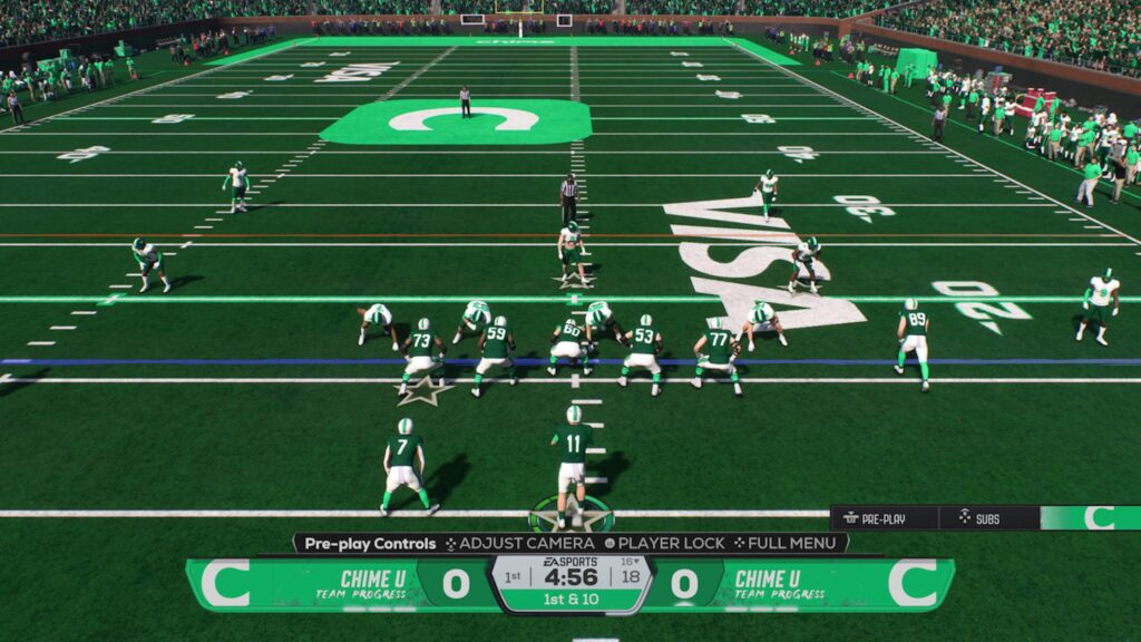 Partida de futebol em jogo de esportes com interface na tela, incluindo placar e controles de EA Advertising