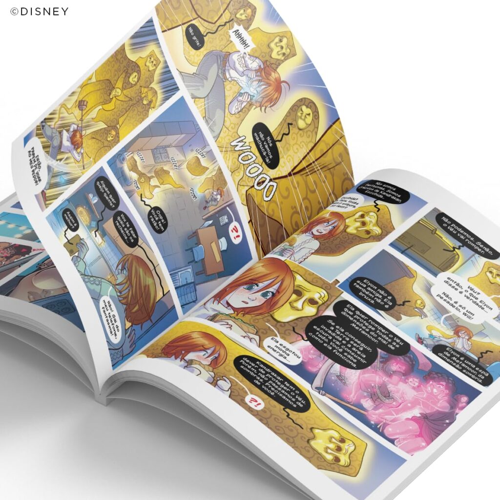 Quadrinhos abertos em um livro, com páginas ilustradas e balões de texto, estilo WITCH, em fundo claro.