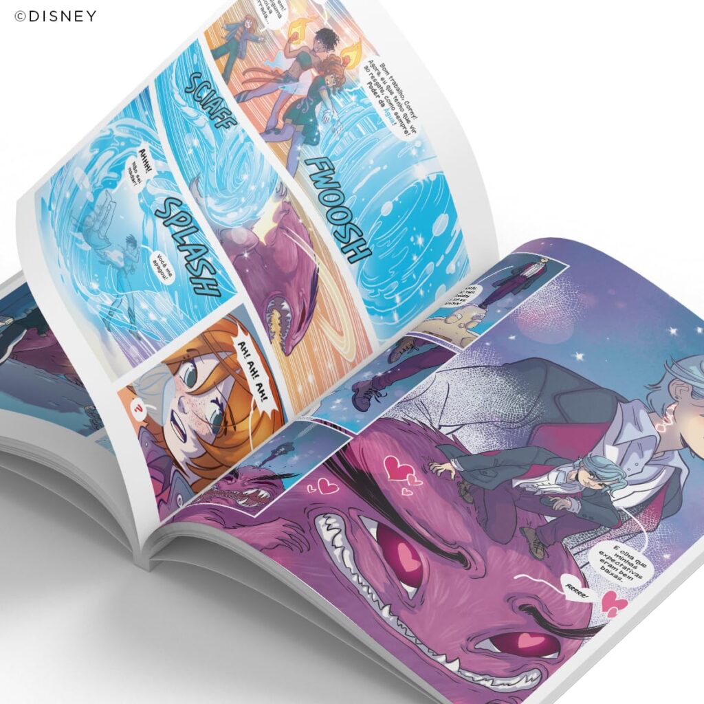 Livro aberto com ilustrações coloridas de quadrinhos, capa “Scan & Splash” e cena com personagens fantásticos.