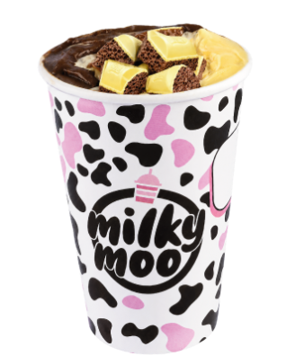 Copo Milky Moo com estampa de vaca e pedaços de chocolate, em foto de produto